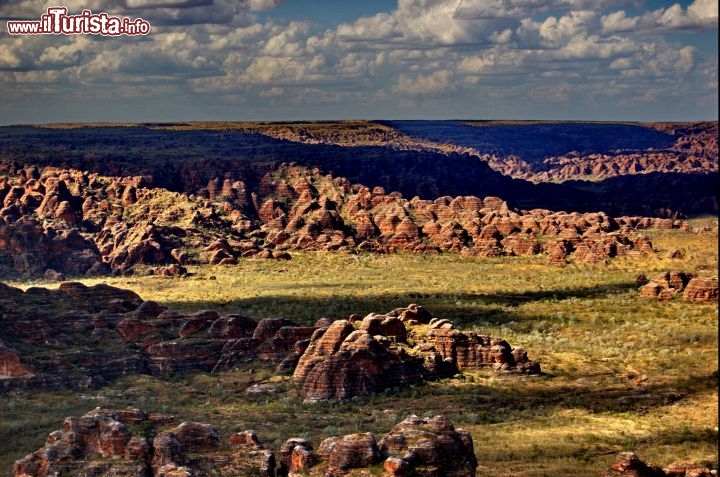 Western Australia le rocce dei Bungle Bungle. Le rocce sono piuttosto antiche: risalgono ad oltre  350 milioni di anni fa, in quel periodo dell'era Paleozoica chiamato Devoniano. Fino a 20 milioni di anni fa erano però rimeste sepolte, poi un sollevamento orogenetico le ha esposte all'erosione.