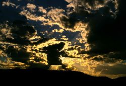 Purnululu, Australia al tramonto. Il cielo denso ...
