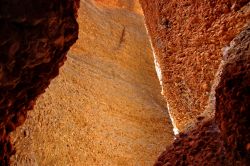 Le arenarie e i conglomerati di Echidna Chasm. ...