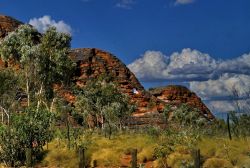 Una finestra tra le rocce dei Bungle Bungle Australia. ...