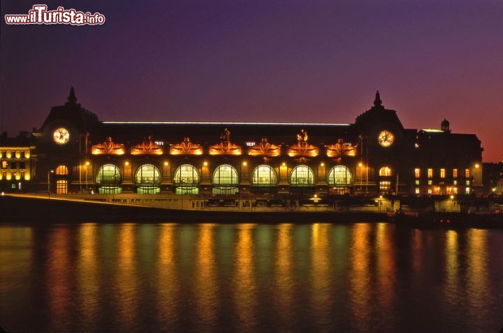 Immagine Parigi, Musée d'Orsay di notte dalla Senna
