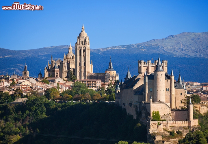 Alcazar, Segovia, Spagna - La cittadella fortificata più grandiosa della Spagna è a Segovia e risale alla dominazione araba dell’XI e XII secolo, ma porta i segni di ampliamenti quattrocenteschi e di una ricostruzione di fine Ottocento. È la fortezza di Alcazar, situata su una collina accanto alla Sierra de Guadarrama, testimone di imprese militari e grandi cambiamenti politici. Alloggio reale, prigione di Stato e accademia militare nel corso dei secoli, Alcazar è stata riconosciuta nel 1931 Monumento d’interesse storico-artistico. Le mura possenti racchiudono un interessante museo, che insieme all’architettura stessa racconta le tante avventure della fortezza spagnola. 