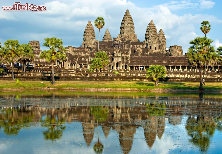 Angkor Wat, Siem Reap, Cambogia - Nonostante la sua imponenza, la fortezza cambogiana di Angkor Wat fu realizzata in meno di quarant’anni. Merito del Re Suryavarman, che nel XII secolo aveva ordinato di costruirla partendo contemporaneamente da tutti e quattro i lati. Si tratta di un tempio khmer a pianta rettangolare, di 1,5 km per 1,3 km, circondato da un fossato e occupato nella parte centrale da cinque torri imponenti. Probabilmente fungeva da mausoleo, ospitando il corpo del re defunto perché fosse venerato dopo la morte. Oggi è un vero e proprio simbolo della Cambogia, visitato da innumerevoli turisti ogni anno, riportato sulla bandiera del paese e considerato uno dei più grandi edifici sacri del mondo. 