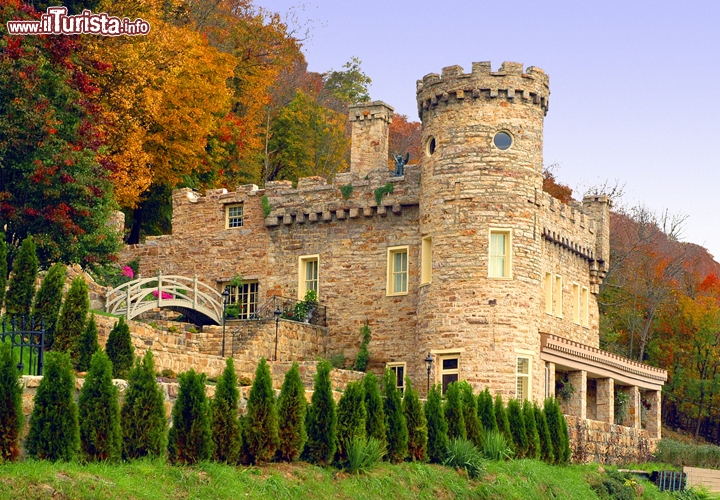 Berkeley Castle, Bath, West Virginia (Usa) - Con questo castello nei pressi di Bath in West Virginia (Virginia Occidentale), nell’area di Berkeley Springs, gli statunitensi hanno volute riprodurre l’omonimo castello inglese. La costruzione è iniziata nel 1885 come residenza privata di Samuel Taylor Suit, presidente delle Ferrovie di Washington e Chesapeake, e ha ospitato i personaggi più in vista di Washington in varie occasioni mondane. Tra le venti stanze dell’edificio spicca un’enorme sala con le pareti in pietra, due caminetti e l’alto soffitto, cui si aggiungono una biblioteca rivestita di legno di pino intarsiato, 8 camere da letto, la cantina per il vino, una torretta d’avvistamento e una sala conferenze. Photo by Travel Berkeley Springs/Steve Shaluta. 