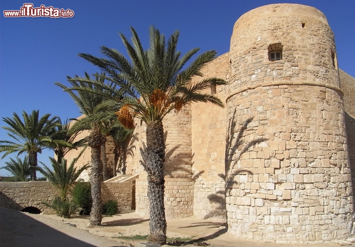 Borj Ghazi Mustapha, Djerba, Tunisia - Per onorare Tanit, dea fenicia dell’amore, della fertilità e della fortuna, gli abitanti dell’attuale Tunisia decisero di fondare una grande fortezza sull’isola di Djerba. Borj Ghazi Mustapha è un bell’edificio fortificato che svetta sulla sagoma piatta dell’isola, alta appena 55 metri nel punto più elevato, situato accanto alla spiaggia di Houmt Souk (centro principale di Djerba) e realizzato in pietra rossa. Fondata nel XV secolo dal Sultano di Tunisi, la fortezza non è aperta al pubblico, ma le magnifiche decorazioni esterne e l’ambientazione suggestiva, di fronte alla piazza, ne fanno un monumento imperdibile. 