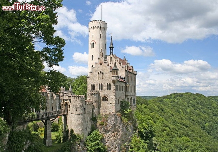 Burg Lichtenstein castello nel Baden Wurttemberg, Germania - Non bisogna fare confusione con il piccolo stato con capitale Vaduz! Qui ci troviamo a sud di Stoccarda e della città di Reutlingen, su di un rupe alta 817 metri, che si erge sopra i villaggi di Lichtenstein ed Enstingen. L'attuale costruzione, possedimento dei Duchi di Urach, venne costruita nel 1840-42, ma una tale posizione panoramica aveva visto sorgere un castello già intorno al 13° secolo anche se poi distrutto e caduto in rovina. Lo stile neo-gotico, molto slanciato, si deve all'architetto Carl Alexander Heideloff. E' sicuramente uno dei castelli pià fotografati della Germania, e viene chiamato anche come "Il castello delle fiabe del Wurttemberg", rivaleggiando per scenografia con il più famoso Neuschwanstein, presso Schwangau, in Baviera. Il castello è visitabile, anche con tour guidati che vi faranno scoprire i ricchi interni di questa fortezza, tutt'ora abitata. Sito ufficale: www.schloss-lichtenstein.de - © mary416 / Shutterstock.com
