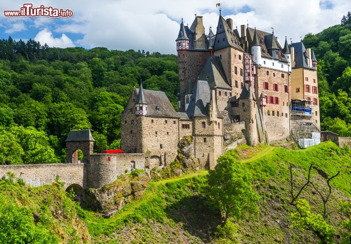 Castello di Burg Eltz, in Germania - Si tratta di un vero e proprio frammento di storia tedesca: Burg Eltz da oltre 850 anni si erge su di una rupe altra 70 metri a picco su tre lati, sopra la valle del fiume Elzbach, uno degli affluenti della Mosella. Si tratta ancora della costruzione originale: da quando venne citato la prima volta, in un documento del 12° secolo, il castello non è mai stato distrutto, e lo possiamo ammirare nel suo aspetto primitivo. Inoltre la fortezza non ha mai cambiato proprietà, ed appartiene da 33 generazioni alla stessa famiglia, i Signori di Eltz. Non stupisce quindi che vanti ancora gli arredi orginali, di cui è possibile ammirarne l'evoluzione storica, nelle varie sale del castello. Se vi interessa programmare un viaggio sappiate che il Burg Eltz è aperto in genere da fine marzo a inizio novembre, si trova vicino ai villaggi di Münstermaifeld e Wierschem (Renania-Palatinato), e che per entrare si paga un biglietto di 9 euro (adulti), ridotti a 6 euro per gli studenti. Il parcheggio è disponibile al costo di 2 euro. Qui il sito ufficale del castello: burg-eltz.de/en/home.html  - © Devteev / Shutterstock.com