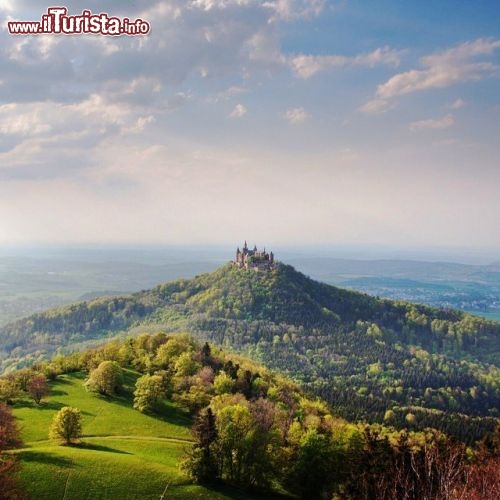 Castello Hohenzollern, Germania - La Fortezza neogotica, anzi per meglio dire, il Borgo di Hohenzollern si erge solitario su di una collina nel sud-ovest della Germania, a sud di Stoccarda. Ubicato a 855 metri di altezza, sopra il massiccio del Giura Svevo, questo complesso fortificato rappresenta la dimora storica della Casata degli Hohenzollern, una delle più importanti d'Europa, che ha dato i natali a molti re Prussiani, imperatori tedeschi e sovrani della Romania. Fu costruito nel medioevo, ma nel corso della sua storia ha subito delle profonde ristrutturazioni, l'ultima delle quali a metà dell'800 che ha dato l'impronta neogotica attuale. Oggi è una importante meta turistica, ed i turisti possono visitare i sontuosi ambienti e le ricche sale, dove sono anche esposti i tesori della nobile famiglia. Il castello effettua anche visite guidate in lingua italiana, a richiesta. Inoltre, i primi due weekend d'avvento, il borgo di Hohenzollern ospita una magnifico mercatino di Natale.