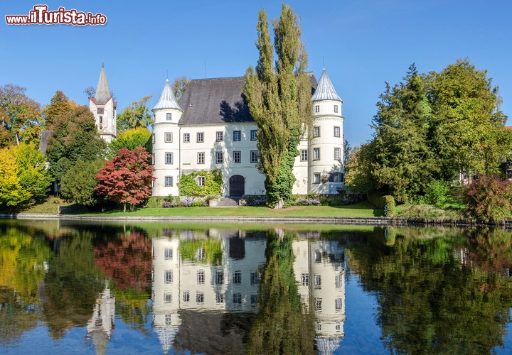 Castello di Hagenau, lungo le rive del fiume Inn, Alta Austria - E' una castello poco conosciuto ma merita sicuramente una visita, anche per la facilità con cui lo si raggiunge, trovandosi a circa una mezz'ora di viaggio da Salisburgo, appena ad est di Braunau am Inn, ed a occidente di Scharding, al confine con la Germania.  Un castello era sorto qui già nell'11° secolo, come fanno intuire i documenti che citano una fortezza già a partire dal 1088. La struttura odierna è però di periodo rinascimentale, con due torri del '600 mentre la chiesa, ad ovest della fortezza, venne costruita nel 1515. Il complesso si trova su di una isola lungo la sponda sud del fiume Inn, che qui si trova quasi al termine del suo percorso, poco prima della sua immissione nel Danubio. A detta di molti è uno dei castelli più belli di tutta l'Austria. La residenza, oggi proprietà della famiglia Von Handel Hagenau, è stata restaurata di recente e viene gestita da una fondazione: è visitabile in occasione dei concerti di musica classica, che vengono qui organizzati dal "kulturforum". Il programma degli appuntamentu è disponibile sul  seguente sito: www.klassik-am-inn.at - © mRGB / Shutterstock.com