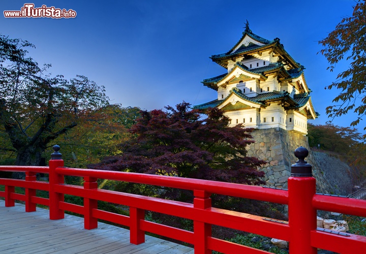 Castello di Hirosaki, Giappone - Ci troviamo nel nord dell'isola di Honsu, e qui durante il periodo Edo, fu eretto il castello di Takaoka, terminato nel 1611. La versione che vediamo oggi, e che nel 1808 fu rinominata nell'attuale Hirosaki-jo è più moderna e meno imponente, dato che l'originale castello a 5 piani venne devastato, nel 17° secolo, da un furioso incendio. Il luogo è comunque pieno di un fascino antico, che diventa spettacolo puro a inizio maggio, con la fioritura dei ciliegi che rendano magico il paesaggio. Annesso al castello c'è un famoso Distretto Samurai, dove è possibile vedere alcune dimore storiche delle famiglie di questi antichi guerrieri giapponesi - © SeanPavonePhoto - Fotolia.com