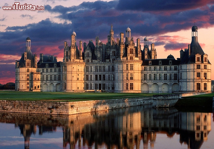 Castello di Chambord, Loira, Francia -  Il Castello di Chambord è uno degli edifici rinascimentali più belli della Valle della Loira. E' stato un castello frequentato da re francesi, in particolar modo fu caro a Luigi XIV. La costruzione del Castello inizò sotto Francesco I nel 1519, e fu completata nel 1547. Anche il grande Leonardo da Vinci fece una breve visita all'edificio durante la sua costruzione e lasciò tracce del suo passaggio nelle architetture interne della fortezza. La struttura, che contiene 440 stanze, 365 camini, 13 grandi scale ed enormi scuderie per ospitare ben 1.200 cavalli, sorge in un parco circondato da un muro di 35 km di perimetro. All'epoca erano circa 1.800 le persone che lavoravano dentro al castello! Tra le varie architetture interne al Castello di Chambord, è lo scalone a doppia elica l'elemento che più fa pensare all'opera di Leonardo da Vinci.