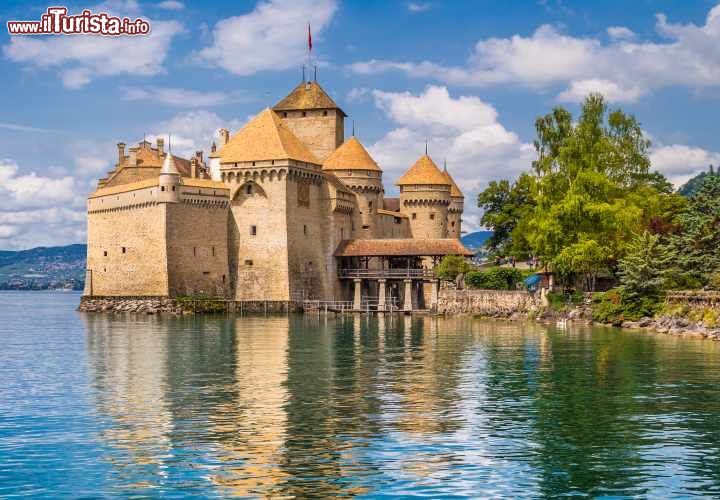 Castello di Chillon a Montreaux, in  Svizzera - Maestoso sulle rive del lago di Ginevra, non distante da Montreaux, la ridente località di villeggiatura, nota per il suo importante festival jazz, Chateaux Chillon domina il paesaggio del lago Lemano da quasi un millennio. Le cronache riportano della sua esistenza già dall'11° secolo, anche se all'inizio si trattava di varie fortificazioni indipendenti, unite gradualmente in un'unica, imponente costruzione. A partire dalla metà del 12° secolo il castello divenne proprietà della famiglia dei Duchi di Savoia che contribuiì non poco alla sua espansione ed alla costruzione dei suoi lussuosi interni. La fortezza ha cambiato più volte proprietà, ma senza mai essere conquistata. Questo castello è stato descritto dal Bayron e citato nelle opere di Victor Hugo e Jean-Jacques Rousseau, ed ha ispirato quadri di artisti celebri come Courbet e Delacroix. E' una delle attrazioni turistiche più visitate di tutta la Svizzera! Qui il sito ufficiale se volete organizzare la vostra visita - © Canadastock / Shutterstock.com