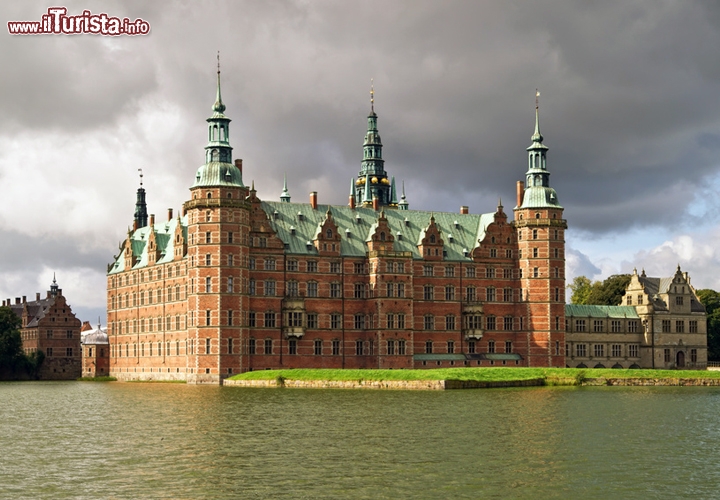 Castello di Frederiksborg, Hillerod, Danimarca - Il palazzo di Frederiksborg si trova non distante dalla capitale Copenaghen, da cui dista una trentina di km, e più precisamente a Hillerød nel nord dell'isola di Zelanda. Uno dei suoi fascini principali è la sua locazione, dato che si trova su di alcune isolette sul lago Slotsø, e il suo elegante profilo si riflette sulle acque del bacino lacustre. In origine la costruzione era più modesta e si trattava di un castello voluto da Re Federico II. Fu il suo successore, il Re Cristiano IV, a trasformarlo nel più grande palazzo rinascimentale di tutta la Scandinavia. Oggi il castello è diventato un Museo Nazionale, e numerosi turisti vengono ad ammirare oltre 70 sale tra cui la storica Cappella dell'Incoronazione (Slotskirken) e la magnifica sala dei Cavalieri (Riddershalen).