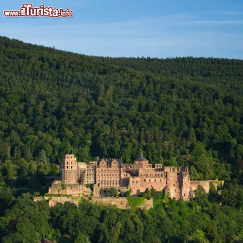 Il castello di Heidelberg (Baden-Württemberg, Germania) risale al XIV secolo, ma si è trasformato anno dopo anno fino a quando, nel 1700, non è diventato il simbolo degli elettori del Palatinato. Dotato di torri massicce, in parte ricoperto di edera, circondato da un fossato e da uno splendido parco, il castello è l'emblema del romanticismo tedesco. Un complesso di palazzi sontuosi con una bella chiesa al piano terra, il Museo Tedesco della Farmacia all'interno del Palazzo di Ottheinrich e un Hortus Palatinatus che molti, nei secoli, considerarono l'ottava meraviglia del mondo. Ogni sabato, durante la visita guidata "La vita di corte", come in un viaggio nel tempo potrete fingere di essere i nobili inquilini del castello.