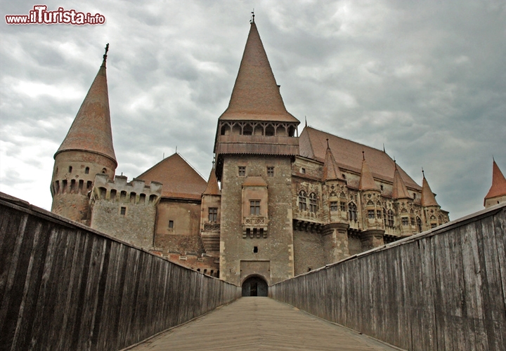 Castello di Hunyad, Hunedoara, Romania - Se alle fiabe preferite le atmosfere cupe e oscure, e Dracula vi ha appassionato più di ogni sogno zuccheroso, allora il Castello di Hunyad è la meta che fa per voi. Situato in Transilvania, Romania, nei pressi di Hunedoara, pare che il castello abbia ospitato come prigioniero il principe di Valacchia Vlad III (Dracula), cui Bram Stoker si ispirò per la figura romanzesca del vampiro. Venne costruito su una fortificazione precedente, che si sviluppava su un altopiano di roccia sul torrente Zlasti, e presenta ancora oggi mura massicce, un ponte levatoio, torri e balconate panoramiche. Con il sole non ha nulla di misterioso, ma nelle giornate di pioggia e fulmini diventa davvero sinistro… 