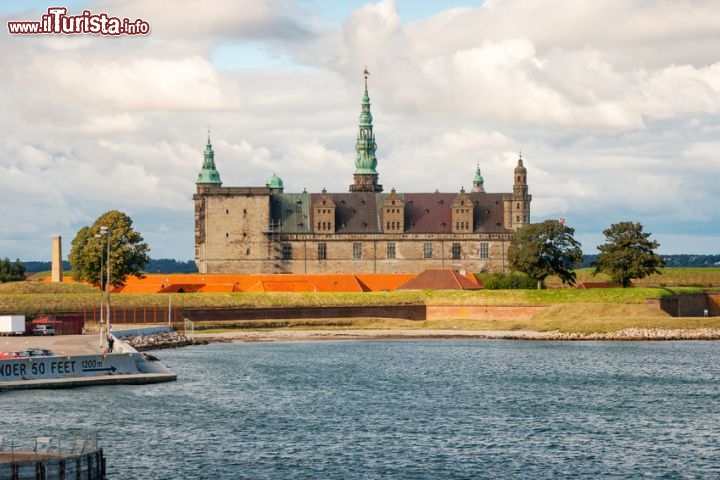 Castello di Kronborg, Helsingor, Danimarca - E' una delle fortezze rinascimentali più belle d'Europa. Si trova ad Helsingor, conosciuta anche con il nome di Elsinore, che fu utilizzato dal grande William Shakespeare come ambientazione per il suo Amleto. Il Drammaturgo inglese ambientò proprio in questo castello la sua celebre opera. Di origine medievale il primo castello fu amplato da Federico II nella seconda metà del 16° secolo, che lo trasformò in un complesso monumentale, oggi Patrimonio dell'Umanità dell'UNESCO. All'interno si trova la famosa e gigantesca sala da ballo, lunga ben 62 metri, e durante l'estate ospita un famoso festival, ovviamente dedicato a William Shakespeare.