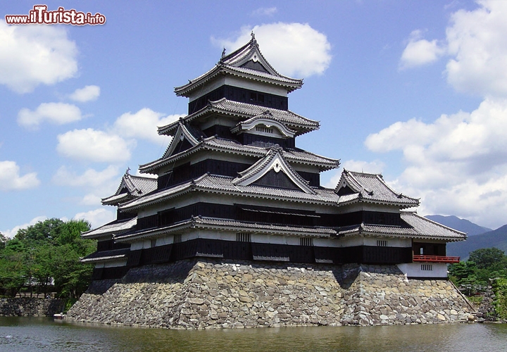 Castello di Matsumoto, Nagano, Giappone - In Giappone non ci sono molti castelli, ma quelli presenti sono sensazionali. Oltre a quelli di Kumamoto e di Himeji, vale la pena di ammirare il grande Castello di Matsumoto nei dintorni di Nagano, situato nell’omonima città a breve distanza da Tokyo. Le mura scure e le grandi tettoie, simili ad ampie ali spiegate, gli sono valse il soprannome di “Castello del Corvo”, e ne caratterizzano l’architettura insieme alle torri, al possente donjon, al fossato esterno e agli alloggi dei samurai. Con un’area totale di 39 ettari il Castello di Matsumoto è uno degli edifici più scenografici del Giappone, incorniciato dall’acqua del fossato, dal verde del parco e dai fiori di ciliegio in primavera. 