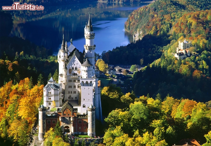 Castello di Neuschwanstein, Schwangau,Germania - A Schwangau, nei pressi di Füssen, il Castello di Neuschwanstein è pronto a catapultare i visitatori in una fiaba. Le torri e i pennacchi, spesso avvolti in una nebbia leggera, ne fanno il tipico castello da principesse, nonché uno dei monumenti tedeschi più amati e visitati. Ispiratore di molte ambientazioni Disney, il castello venne fondato alla fine dell’Ottocento per volere di Re Ludovico di Baviera, che scelse una posizione scenografica tra le montagne, il lago e la foresta. Qui, ai margini di una gola rocciosa da brivido, si estendono i 6000 mq del castello e si ergono le sue torri, alte fino a 80 metri. 