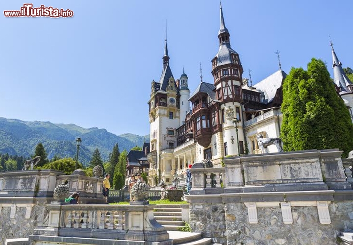 Castello di Peles, Carpazi, Romania - A detta di molti esperti si tratta di uno dei castelli più belli d'Europa, fortezza che ha ospitato alcuni monarchi rumeni, tra cui il re Carlo I che qui morì nel 1914. Il castello si trova a circa 44 km da Brasov, nella località di Sinaia, tra le montagne della catena dei Carpazi. Il complesso, enorme, conta di più di 160 stanze, che hanno stili variabili, dal Rinascimento Italiano, al Barocco tedesco, dal gotico al rococò francese. Il suo esterno è reso spettacolare dalla presenza di sette terrazze abbellite con statue scolpite dal Romanelli, come anche da vasi ornamentali e rivestimenti in marmo di carrara. La sua costruzione iniziò nel 1873, e se avete la fortuna di visitarlo, non perdete le due Armerie e la Suite Imperiale, tutte riccamente decorate. Inoltre il Castello Peles ospita una delle collezioni di pitture tra le più importanti e di maggior valore in Europa, con quasi 2.000 pezzi pregiati.