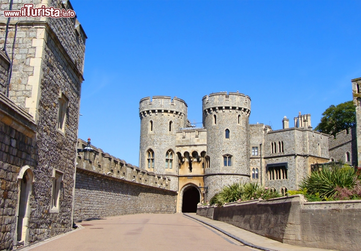 Castello di Windsor, Windsor, Inghilterra - Da 900 anni le sue mura spiano i membri della famiglia reale. È il Castello di Windsor, situato nella contea inglese del Berkshire, che insieme al Buckingham Palace londinese e all’Holyrood Palace di Edimburgo rappresenta una delle dimore principali della Corona britannica. Molti re e regine, nel corso dei secoli, hanno influito sull’aspetto del castello, trasferendo nell’architettura il proprio gusto personale e la propria indole, e nei periodi di guerra si sono moltiplicate le fortificazioni. Ancora oggi la Regina trascorre a Windsor spesso il fine settimana, organizzando incontri pubblici e ricevimenti privati, e in sua assenza restano le torri possenti a celebrare il prestigio dei monarchi. 