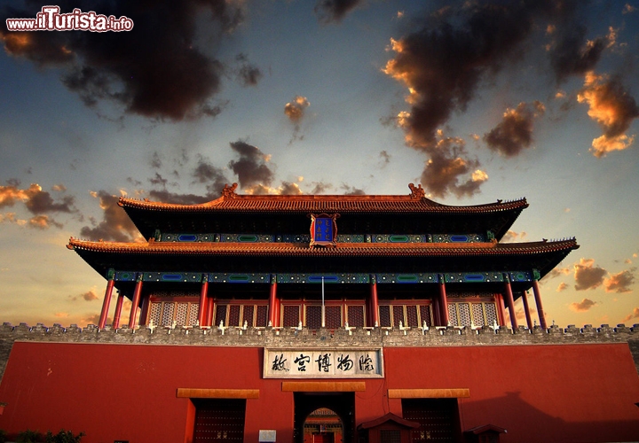 La Città Proibita, Pechino, Cina - Tra le meraviglie d’Oriente c’è la Città Proibita di Pechino, che per 500 anni è stata residenza imperiale delle dinastie Ming e Qing, sede delle cerimonie ufficiali e del governo cinese. I numeri sono impressionanti: 8.707 stanze distribuite in 980 edifici, a loro volta disposti su una superficie complessiva di 720 mila mq, costruite all’inizio del Quattrocento e dichiarate Patrimonio dell’Umanità nel 1987. Qualche decennio prima, nel 1925, la Città Proibita era diventata un museo di opere d’arte e oggetti preziosi appartenuti ai tesori delle dinastie imperiali. Non esiste al mondo un altro complesso di strutture in legno così grande e così ben conservato. 