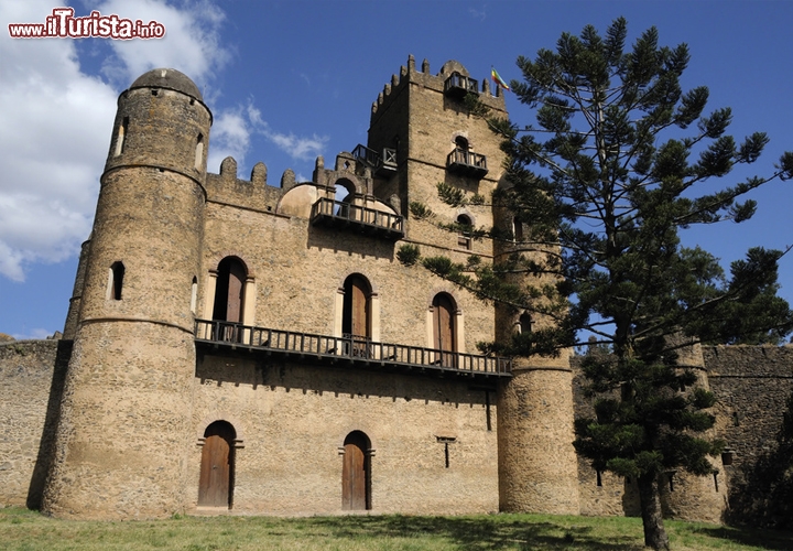 Fasil Ghebbi, Gondar, Etiopia - Se gli stili architettonici arabi e indù si incontrano, e i missionari gesuiti, qualche tempo dopo, aggiungono un tocco barocco, può nascere un capolavoro come la fortezza di Fasil Ghebbi in Etiopia. Situata nella regione di Amhara, presso la città di Gondar, fu la dimora degli imperatori di Etiopia tra il Cinque e il Seicento, e nel 1979 è diventata Patrimonio dell’Umanità dell’Unesco. Le mura perimetrali, lunghe 900 metri, custodiscono case, palazzi, chiese e monasteri arsi dal sole. Intorno ad essi aleggia un silenzio antico e hanno un sapore magico e decadente. 