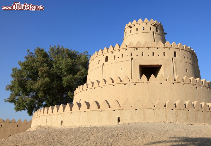 Forte Al Jahili, Al Ain, Abu Dhabi, Emirati Arabi Uniti - Fu eretto alla fine del 19° secolo da Sheikh Zayed I e da allora è uno dei simboli del patrimonio culturale degli Emirati Arabi Uniti. Situato al confine con l'Oman, si trova vicino alla città di Al Ain, che è anche conosciuta come la "città giardino" del Golfo Persico, a causa della sua vegetazione rigogliosa, nonostante il clima desertico circostante. Si tratta di uno dei luoghi più belli che si possano immaginare per ascoltare dei concerti all'aperto. Il cortile interno offre infatti spazio fino a 450 visitatori, rappresentando una suggestiva cornice per la musica da camera, mentre esternamente è presente un grande palco circondato da una platea che offre posti per circa 3000 spettatori.