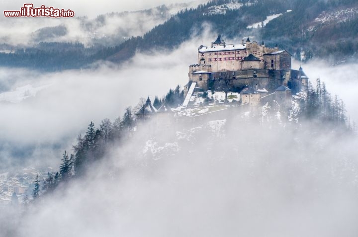 Il Castello di Hohenwerfen, nel Saliburghese (Austria) - Si trova a circa 40 km di distanza da Salisburgo, e come il castello Hoensalzburg, che domina la città sul fiume Salzach, anche la fortezza di Hohenwerfen risale all'XI secolo. Il castello è stato costruito su di uno spettacolare sperone roccioso, che si eleva di circa 155 metri sul sottostante borgo di Werfen. Per questo motivo, specie in inverno, la fortezza si eleva dalle nebbie della valle del fiume Salzach, creando uno scenario da favola. Il castello è stato ristrutturato nel 1931, a seguito di un grave incendio. Ospita un importante centro di falconeria comprensivo di museo e collezioni di armi. Fu anche usato come scenario di alcune scene del celebre film "Dove osano le aquile" del 1968  -  © Boris Stroujko / Shutterstock.com