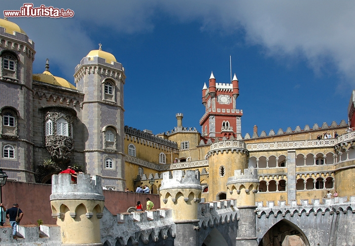 Palacio da Pena, Sintra, Portogallo - Sintra, nel sud del Portogallo, è incorniciata dalle colline. Proprio su un colle se ne sta impettito il Palacio Nacional da Pena, o semplicemente Palacio da Pena o Castelo da Pena: la versione attuale risale al 1840, quando fu regalato da Maria II di Braganza al marito Ferdinando II in occasione delle nozze, ma prima di allora esisteva già un convento gerosolimitano del Quattrocento. La posizione panoramica e la commistione di vari stili architettonici - arabo, gotico, rinascimentale, barocco e manuelino – hanno fatto sì che il Palacio da Pena diventasse Patrimonio dell’Umanità nel 1995 e fosse eletto una delle sette meraviglie del Portogallo nel 2007. 