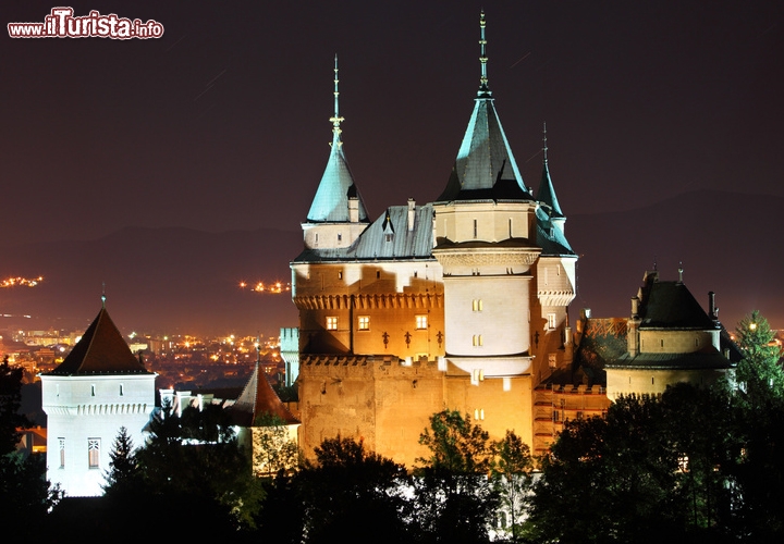 Castello di Bojnice, Slovacchia - E' una delle attrazioni più amate della Slovacchia, e forse avrete avuto anche voi l'occasione di vederlo, dato che è stato utilizzato in numerose produzioni cinematografiche di tipo fantasy, tra cui la nota Fantaghirò. Di origine medievale, le cronache riportano la sua esistenza già nel 1113, era stato originariamente costruito in legno, ma nel corso della sua lunga storia ha subito varie trasformazioni: nel 16° secolo fu trasformato in una fortezza dallo stile rinascimentale, mentre alla fine del 19° secolo fu ristrutturato con un aspetto decisamente da castello romantico. Un grave incendio lo lesionò nel 1950, ma completamente restaurato da allora richiama migliaia di visitatori a Boinice, ogni anno. Ospita eventi come Il Festival Internazionale dei Fantasmi e degli Spirti, ed un Summer Music Festival.