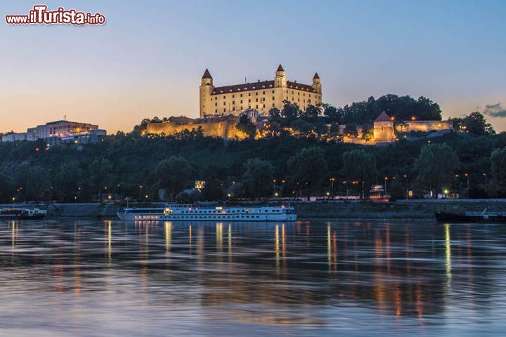 Castello di Bratislava, Slovacchia: il suo nome in lingua locale è Bratislavský hrad. E' il simbolo della città attraversata dal Danubio e situata al confine con Austria, Repubblica Ceca e Ungheria. Il castello è citato nel primo documento scritto della città, risalente all'anno 907 d.C. ed è stato per lunghi secoli il punto di riferimento principale dell'odierna capitale slovacca. Dal suo giardino si gode del migliore panorama di Bratislava. L'edificio, situato su una collina, è stato più volte ristrutturato nel corso della Storia: nel XVI secolo, per volere del Re Ferdinando, fu ricostruito in stile rinascimentale, mentre un secolo più tardi venne nuovamente modificato in stile barocco. Oggi ospita alcune collezioni del Museo Nazionale Slovacco e dal 2008 è in fase di ristrutturazione - foto © Nitin Maheshwari / Shutterstock.com