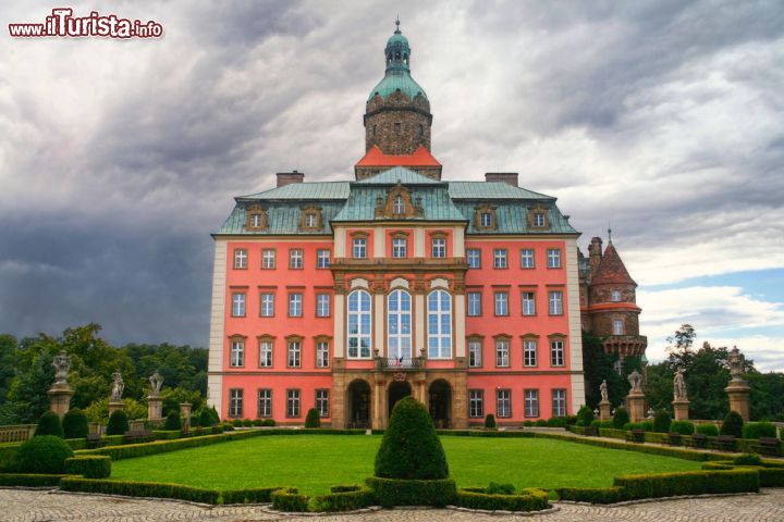 Castello di Ksiaz a Walbrzych, Polonia - Situato nel comune di Walbrzych in bassa Slesia, è diventato famoso recentemente per il ritrovamento (forse) in una galleria collegata ai suoi sotterranei del treno nazista scomparso con il suo carico d'oro nel 1945.  Schloss Fürstenstein, ovvero il Castello di Ksiaz ha da raccontarci oltre 700 anni di storia: esisteva una  prima fortezza che venne distrutta nel 1263 da Bolko il Severo. Il castello medievale non fece fine migliore e fu demolito nel 1482. Quello che vediamo oggi è quindi la versione rinascimentale appartenuta alla famiglia Hochberg fino alla seconda guerra mondiale. Sequestrato dai nazisti nel 1944 il castello divenne parte del Progetto Riese che prevedeva la costruzione di sette rifugi sotterranei, e appunto in quello di Ksiaz i georadar hanno individuato la forma di un treno, forse rimasto nascosto con il suo carico di lingotti d'oro in una galleria probabilmente collegata ai sotterranei del castello - © ysuel / Shutterstock.com 
