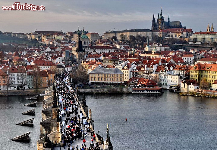 Castello di Praga, Praga, Repubblica Ceca - Il castello di Praga è tra i più grandi d’Europa, con una lunghezza di 570 metri e una larghezza di 130. Il contenuto delle mura, fondate nel IX secolo, è a dir poco sorprendente: hanno ospitato i re di Boemia, gli imperatori del Sacro Romano Impero e vari presidenti, e oggi custodiscono, oltre ai gioielli della Corona boema, un concentrato di capolavori architettonici. Domina la città di Praga e il fiume Moldava, dall'alto di una collina Prima fra tutte la Cattedrale di Praga, cui si aggiungono l’antico convento di San Giorgio, l’omonima basilica e il Palazzo Reale. 