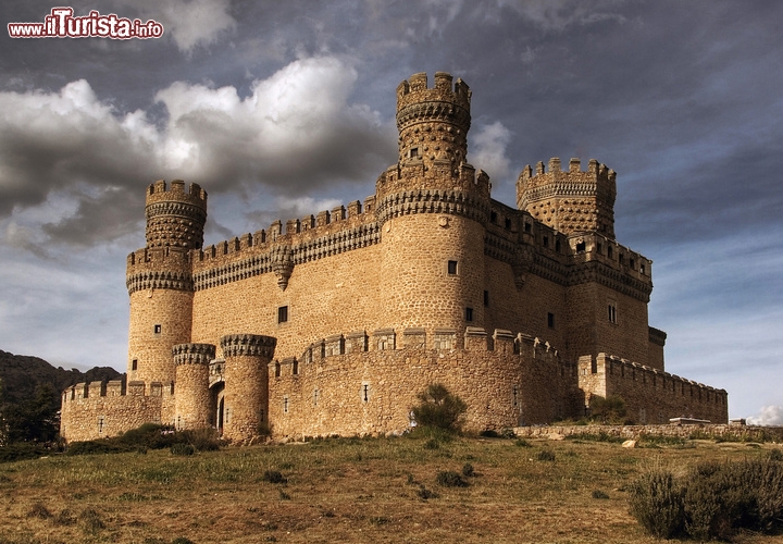 Il Castello dei Mendoza a Manzanares El Real, Madrid, Spagna - La città di Manzanares el Real, rimane a quasi 50 km a nord di Madrid, ed è soprattutto famosa per il suo imponente castello, esempio di architettura militare spagnola del 15° secolo. La costruzione del castello ebbe inizio nell'anno 1475, e all'epoca Madrid non era altro che una piccola cittadina. Il castello ha un pianta quadrangolare con quattro torri agli angoli forno. Mentre il Dongione possiede uno profilo esagonale. Le pietre utilizzate sono costituite da granito, pietra che riesce a dare una calda tinta a tutto il castello. Il cortile centrale è chiamato Patio de Armas, ed è circondato da corridoi con arcate in stile tardo-gotio ma con evidenti influenze mudejar. Infine, il castello è circondato da uno splendido muro antemurale con un singolo  ingresso di fronte al lato ovest, fiancheggiato da due piccole ma solide torri. Da ricordare che il castello di Manzanares è apparso nel film "El Cid" (del 1961) che aveva come protagonisti Charlton Heston e Sophia Loren.