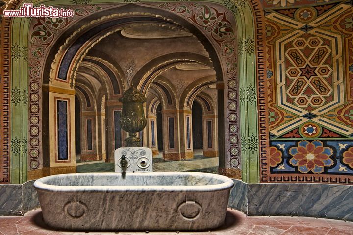 Castello di Sammezzano a Reggello, in Toscana - Un gioiello semisconosciuto dell'Italia ma una vera chicca a pochi chilometri da Firenze, nel territorio del comune di Reggello! Costruito all'inizio del'600 questo castello lascia a bocca aperta i fortunati visitatori che possono esplorare le 365 stanze del maniero, una per ciascun giorno dell'anno, edificato in perfetto stile moresco dalla famiglia Ximenes D'Aragona. I suoi interni ricordano quelli dell'Alhambra di Granada, mentre per alcuni lo si potrebbe assimilare ad una sorta di Taj  Mahal italiano. Oltre ai ricchi interni il castello stupisce per il suo vastissimo parco, fatto erigere da  Ferdinando Panciatichi e che ospita al suo interno la più grande collezione di sequoie giganti in Italia. Purtroppo il complesso del Castello di Sammezzano viene aperto saltuariamente, ma dopo un periodo di declino, le sue sorti sono ora in mano al Comitato FPXA, che cercherà di valorizzare questo patrimonio nascosto del nostro paese.