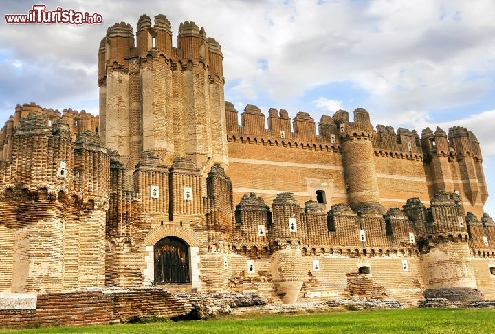 Castello di Coca, Castiglia e Leon in Spagna - Vero capolavoro di arte militare Mudejar, questo castello si erge sulla città di Coca, a nord-ovest di Madrid, nella regione di Castiglia e León (Spagna). Durante il regni di Giovanni II di Castiglia, l'arcivescovo di Siviglia, Alfonso de Fonseca, ottenne nel 1453 il permesso di costruire questa fortezza. L'opera è costruita quasi interamente con dei mattoni, e colpiscono le sue linee con evidenti influenze arabe. Il Castello possiede una pianta quadrata, resa più mossa dalla presenza di torrette poligonali e  due bastioni merlati, il più alto dei quali raggiunge i 25 metri di altezza. Dalla sua cima si gode di uno splendido panorama della cosiddetta Tierra de pinares. Il castello è chiuso nel mese di gennaio e durante le principali festività. Nei giorni feriali è aperto con orario 10:30 - 13:00 e 16:30 - 18:00, mentre nei weekend apre dalle 11:00 alle 13:00 e dalle 16 alle 18. Qui il sito ufficiale - © Marques / Shutterstock.com