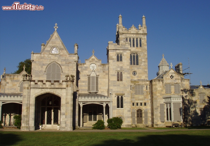 Tarrytown Castle, Tarrytown, New York (USA) - Il Tarrytown Castle di Tarrytown, New York, ricorda lo stile normanno delle fortificazioni scozzesi. A progettarlo così furono il generale Howard Carroll e l’architetto Henry Kilburn nel 1897, che inizialmente pensarono di chiamarlo “Carrolcliffe”. La costruzione, divisa in due fasi, richiese molti anni e molti uomini: si concluse definitivamente nel 1910, quando il castello raggiungeva le 45 stanze. Nel 1916 Carroll morì, e i membri della sua famiglia occuparono l’edificio fino al 1940, per poi venderlo alla famiglia Axe per 45 mila dollari. Durante la Seconda Guerra Mondiale fu usato come postazione d’avvistamento. Nel 1981 è stato riconosciuto monumento storico, il che significa che non potrà più subire modifiche strutturali. 