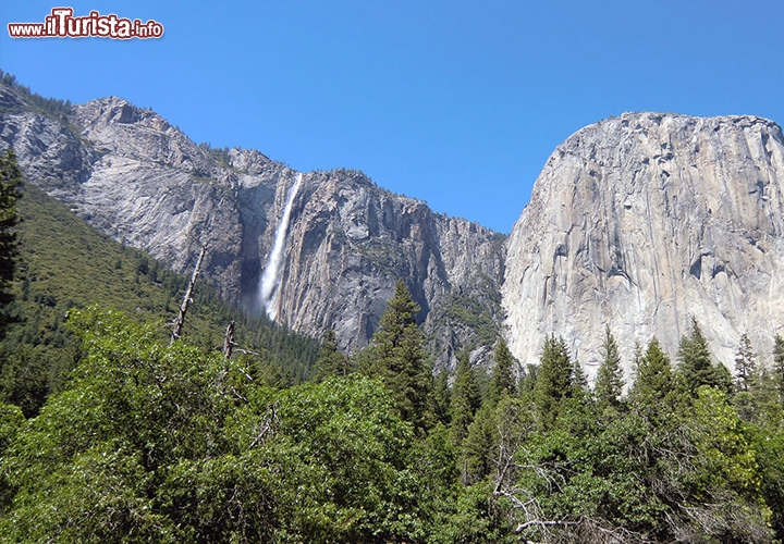 Cascate Ribbon Fall, California, USA - Anche la cascata Ribbon Fall si trova all’interno dello Yosemite National Park, e nonostante la portata d’acqua sia molto minore vale la pena di vedere questo bel nastro argenteo che illumina la roccia. Ci si può bagnare con l’acqua della cascata, presente da aprile a giugno, che zampilla da un’altezza massima di ben 490 metri. La cascata si getta dal lato occidentale di una roccia famosa, El Capitain, una delle più fotografate della Yosemite Valley, immortalata anche dal celebre fotografo Ansel Adams.