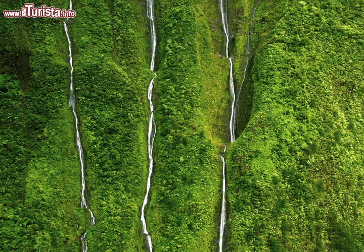 Cascate Honokohau Falls, Maui, Hawaii - Queste straordinarie cascate misurano un dislivello di olte 335 metri, rendendole di fatto il salto d'acqua più alto dell'isola di Maui. Tale bellezza rimane assolutamente incontaminata: sono tra le cascate più inacessibili del mondo, e l'unico modo per vederle è quelle di compiere una escursione in elicottero. La loro bellezza primordiale non passò inosservata al regista Steven Spielberg, che le utilizzò come scenografia di alcune riprese nel suo film "Jurassic Park". E in effetti con tale magia della natura, sembrerebbe quasi logico aspettarsi di vedere compararire qualche dinosauro tra le rocce e la vegetazione che circondano questo splendido salto.