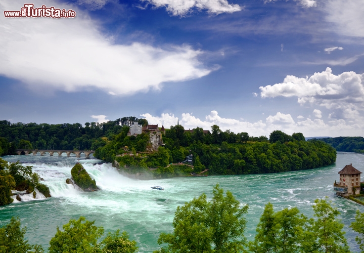 Cascate del Reno, Sciaffusa, Svizzera - Bisognerebbe andare indietro di 14 mila anni, forse anche 17 mila, per assistere alla creazione delle Cascate del Reno da parte del fiume, deviato verso sud dopo l'ultima glaciazione Würm e impegnato per millenni a scalfire il calcare. Dette anche Cascate di Sciaffusa, le cascate si trovano nel nord della Svizzera, nei pressi dell’omonima località, accanto al confine con la Germania. Le si può vedere dall’alto, passeggiando lungo i sentieri che si snodano tra le montagne, oppure da un battello sul fiume, ma sono sempre affascinanti con un’altezza di 23 metri, una larghezza di 150 metri e una portata media di 750 metri cubi al secondo. Il sentiero più ardito passa all’interno della cascata, ed è possibile sostare su uno sperone di roccia circondato dall’acqua. 