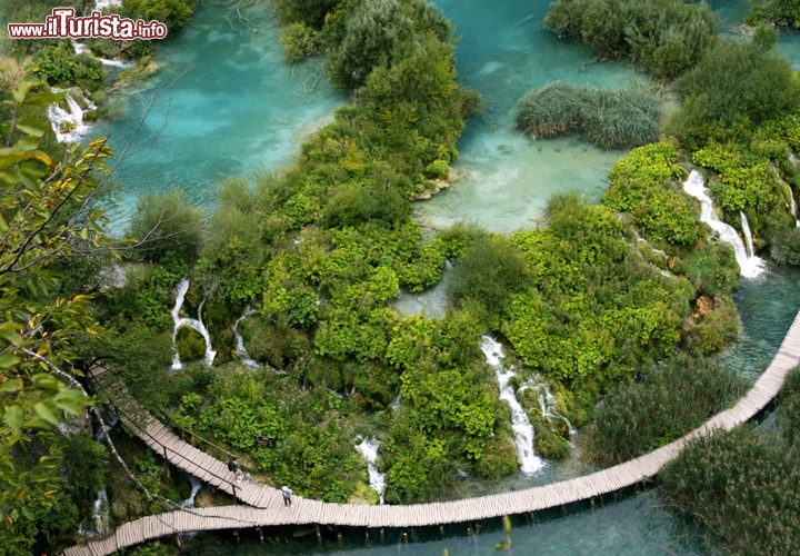 Cascate di Plitvice, Dalmazia, Croazia - Foreste rigogliose, fiumi e laghi basterebbero a giustificare una gita in Croazia, nel Parco Nazionale dei Laghi di Plitivice, che nel 1949 era diventato il primo parco nazionale del paese e dal 1979 fu il primo sito naturale ad essere inserito neli Patrimonio dell’Umanità dell’UNESCO. Ma sono le sue cascate a renderlo davvero speciale: non un unico getto, ma innumerevoli scrosci che costellano un’area incontaminata, dai rivoli più modesti a veri e propri colossi d’acqua. La maggiore dei salti a Plitvice è la Veliki slap, che si getta nel vuoto per una altezza di 78 m. L’intreccio di sentieri accompagna i turisti accanto alle cascate, sopra, sotto e all’interno di esse, tra le nubi di vapore sollevate dalla caduta dell’acqua e gli arcobaleni evanescenti che compaiono a intermittenza. 