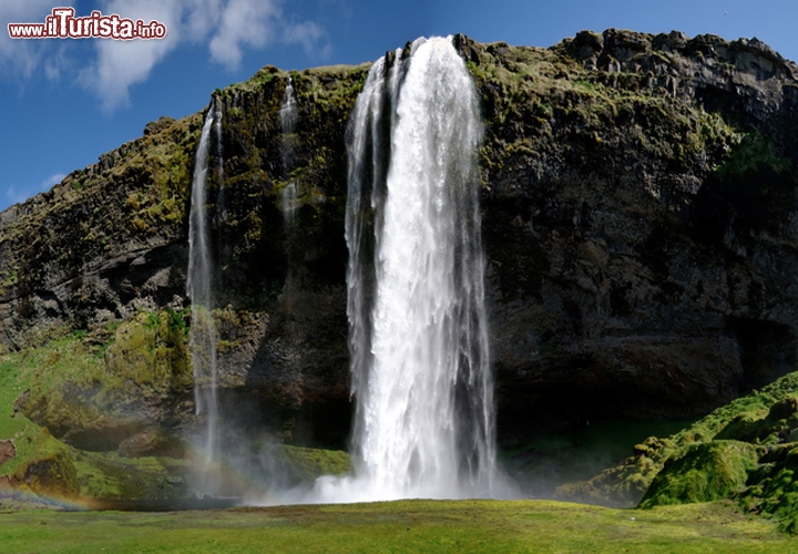 Cascata Liquida (Seljalandsfoss), Islanda - Formato dalle acque del fiume Seljalandsá, questo salto di 60 metri è uno dei più famosi dell'islanda, in un isola che abbonda veramente di impressionanti cascate. La sua particolare conformazione, con la parete di roccia alle spalle che rientra ad anfiteatro, consente ai visitatori di camminare dietro alla cascata, godendo di viste spettacolari. La scogliera un tempo era una antica linea di costa, ma oggi si trova distante qualche chilometro dal mare. Il verde che circonda il salto la rende particolarmente fotogenica e suggestiva. Le sue acque provengono dalla fusione del ghiacciaio Eyjafjallajökull, famoso anche per ospitare un famoso vulcano attivo.