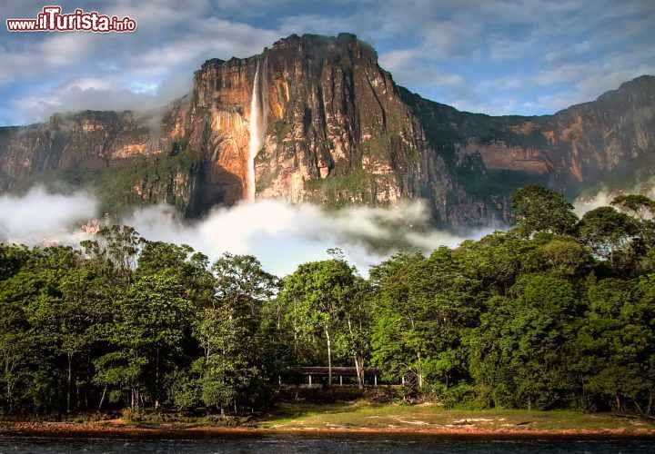 Cascate Salto Angel (Angel Falls), Canaima, Venezuela - Servono un’escursione di un paio di giorni o un volo aereo, mezzo con il quale furono anche scoperte, per assaporare davvero il Santo Angel, nel cuore della foresta pluviale venezuelana. Tra imponenti scogliere e una vegetazione selvaggia, le cascate se ne stanno a 1000 metri di quota all’interno del Canaima National Park, nella Gran Sabana del Venezuela. Dall’altopiano Auyantepui il torrente Carrao irrompe nel fiume Kerepakupay, dando vita a uno scenario così emozionante da essere stato soprannominato Mundo Perdido (mondo perduto). Con un dislivello complessivo di 979 metri le Angel Falls sono le cascate permanenti più alte del mondo - © Alice Nerr / Shutterstock.com