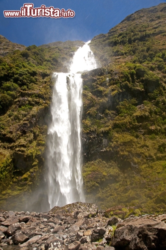 Sutherland Falls, Fiordland, Nuova Zelanda - Il Parco Nazionale Fiordland, nell’omonima regione dell'Isola del Sud della Nuova Zelanda, è uno dei più grandi e incontaminati del mondo, con una popolazione quasi nulla e un paesaggio caratteristico frastagliato di fiordi. Riconosciuto Patrimonio Mondiale, il parco contiene le magnifiche Sutherland Falls, alte 580 metri e situate lungo il Milford Sound, uno dei fiordi più impressionanti del mondo. Si possono ammirare anche dal Milford Track, tra i più bei percorsi escursionistici del pianeta.