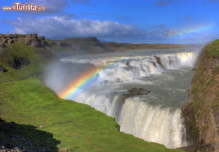 Cascata Gullfoss, Haukadalur, Islanda - Nei pressi di Reykjavik si sviluppa il cosiddetto Circolo d’Oro, un’area turistica e naturalistica che vanta i paesaggi più interessanti dell’Islanda. Tra i numerosi geyser e le piccole fonti d’acqua calda c’è la cascata Gullfoss, letteralmente la “cascata d’oro”, riserva naturale dal 1975. I salti sono solo due ma hanno un aspetto imponente, alimentati dal fiume Hvìtà prima di essere inghiottiti in uno stretto precipizio. Lo sbuffo di vapore si tinge di arcobaleni, mentre l’acqua della cascata si colora di bianco a causa del limo presente sul fondale.