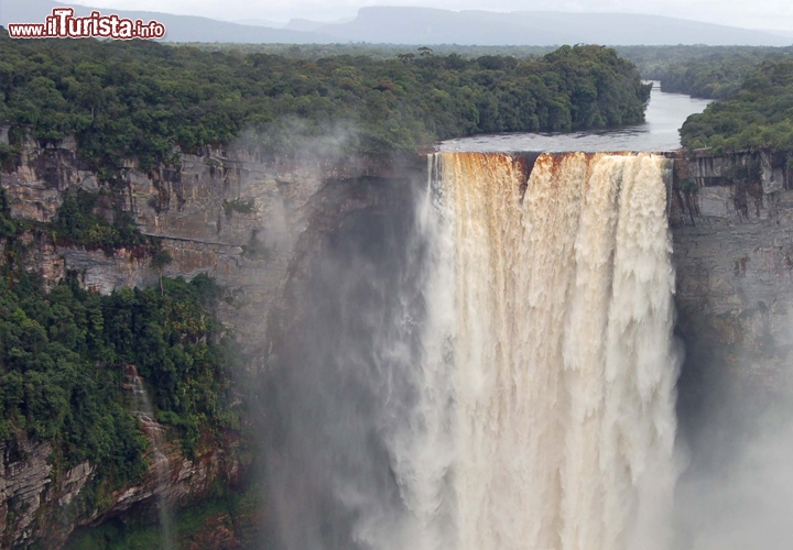 Cascate Kaieteur Falls, Potaro River, Guyana - Altezza colossale e grandiosa portata d’acqua sono le caratteristiche delle cascate di Kaieteur, situate lungo il fiume Potaro nella Guyana centrale, all'interno del Kaieteur National Park. Con un dislivello totale di 250 metri sono 5 volte più alte delle Cascate del Niagara e il doppio delle Cascate Vittoria, tra Zambia e Zimbabwe. Inoltre, benché al mondo esistano cascate ancora più alte, poche vantano un getto così possente, anche se arriva ad 1/3 solamente della portate delle due cascate appena citate. Il World Waterfalls Database posiziona le Kaieteur al 123mo posto tra le più alte del mondo, al 19mo tra quelle con la portata maggiore, e al 26mo posto in quanto a bellezza ed effetto scenografico.