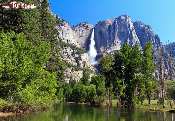 Cascate Yosemite Falls, California, USA - Non scorrono tutto l’anno, ma lo spettacolo che regalano in primavera basta ad incantare i turisti di tutto il mondo. Le cascate Yosemite, nella Sierra Nevada, sono tra le più grandi degli Stati Uniti e uno dei gioielli più preziosi dello Yosemite National Park. Alte complessivamente 730 metri, con il salto maggiore di 440 metri, hanno da sempre affascinato le popolazioni locali ispirando leggende e storie misteriose. Oggi sono un toccasana per lo spirito e il corpo, che ci si accontenti di ammirarle o si voglia fare un po’ di moto, esplorando il parco o navigando il fiume.