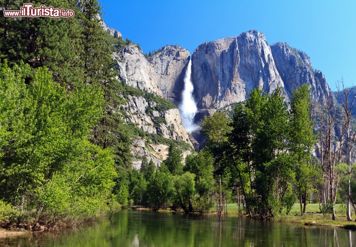 Cascate Yosemite Falls, California, USA - Non scorrono tutto l’anno, ma lo spettacolo che regalano in primavera basta ad incantare i turisti di tutto il mondo. Le cascate Yosemite, nella Sierra Nevada, sono tra le più grandi degli Stati Uniti e uno dei gioielli più preziosi dello Yosemite National Park. Alte complessivamente 730 metri, con il salto maggiore di 440 metri, hanno da sempre affascinato le popolazioni locali ispirando leggende e storie misteriose. Oggi sono un toccasana per lo spirito e il corpo, che ci si accontenti di ammirarle o si voglia fare un po’ di moto, esplorando il parco o navigando il fiume.