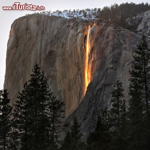 Cascata Horsetail, Yosemite National Park, California - per godere di questo straordinario spettacolo, chiamato anche come cascata di fuoco, bisogna recarsi nel Parco Nazionale Yosemite alla fine di Febbraio. In qui giorni, al tramonto, la luce radente del sole raggiunge le cascate che si tuffano dal fianco orientlae della montagna di El Captain, accendendole di una straordinaria tinta aracione. Le cascate Horsetail però sono stagionali, e da tarda primavera fino ad autunno inoltrato, il torrente che le genera risulta purtroppo  secco. Il salto è comunque notevole: in realtà si tratta di due flussi distinti, ciascuno che si tuffa nel vuoto per circa 480 metri, a cui aggiungere una seconda cadua di 150 m, per una altezza complessiva di 630 metri.