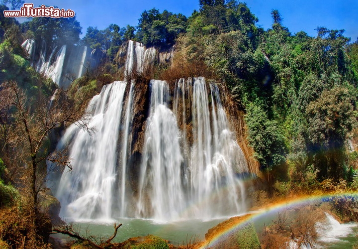 Cascata Thi Lo Su, provincia di Tak, in Thailandia - E' la cascata più grande di tutta la Thailandia, con un salto complessivo di 250 metri ed un fronte largo 400 metri. E' formata dal fiume Mae Klong, e si trova nella porzione nord-occidentale del territorio tahilandese, quasi al confine con il Myanmar. Il salto è reso particolarmente suggestivo da una fitte cornice di vegetazione tropicale. Il periodo migliore per osservarlo è quello del monsone estivo (vedi clima Thailandia), quando le abbondanti piogge rendono particolarmente potente la caduta delle acque, con abbondanti nuvole di vapore che avvolgono la foresta. Sono raggiungibili con una strada da Umphang (27 km) e un sentiero di 30 minuti tra la vegetazione consente di ammirarle da diversi punti di vista - © MR.VEERAPOJ EKOBOLA / Shutterstock.com